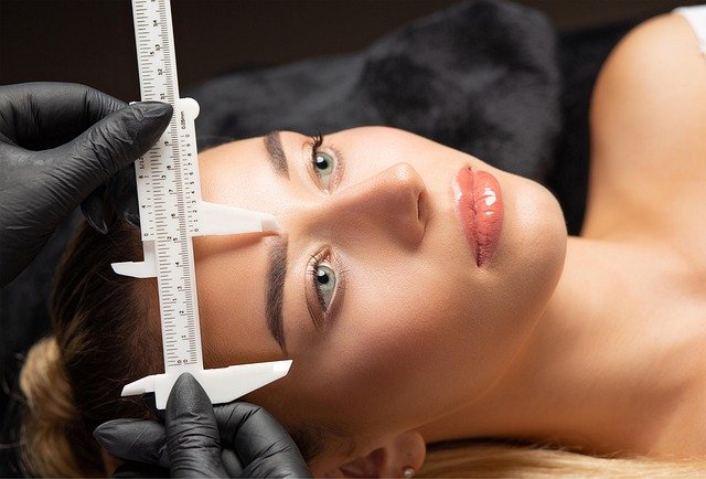 femme qui se fait teindre les sourcils