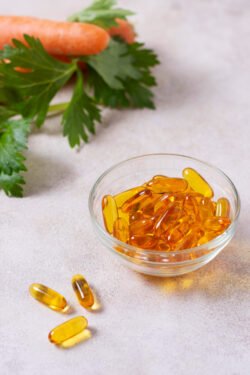 Comparaison visuelle entre gélules de vinaigre de cidre et bouteille de vinaigre liquide pour choisir la meilleure forme