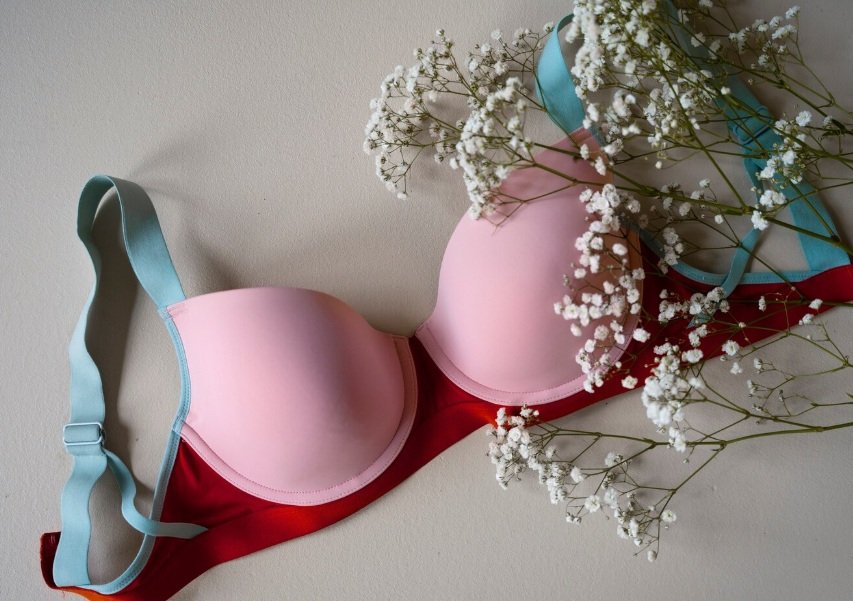 Augmenter la taille des petits seins avec des coussinets