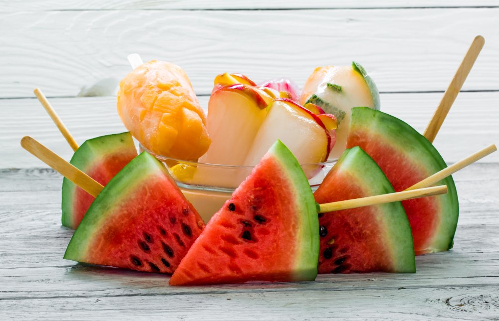 Fruits de saison juillet France - panier coloré abricots pêches melons