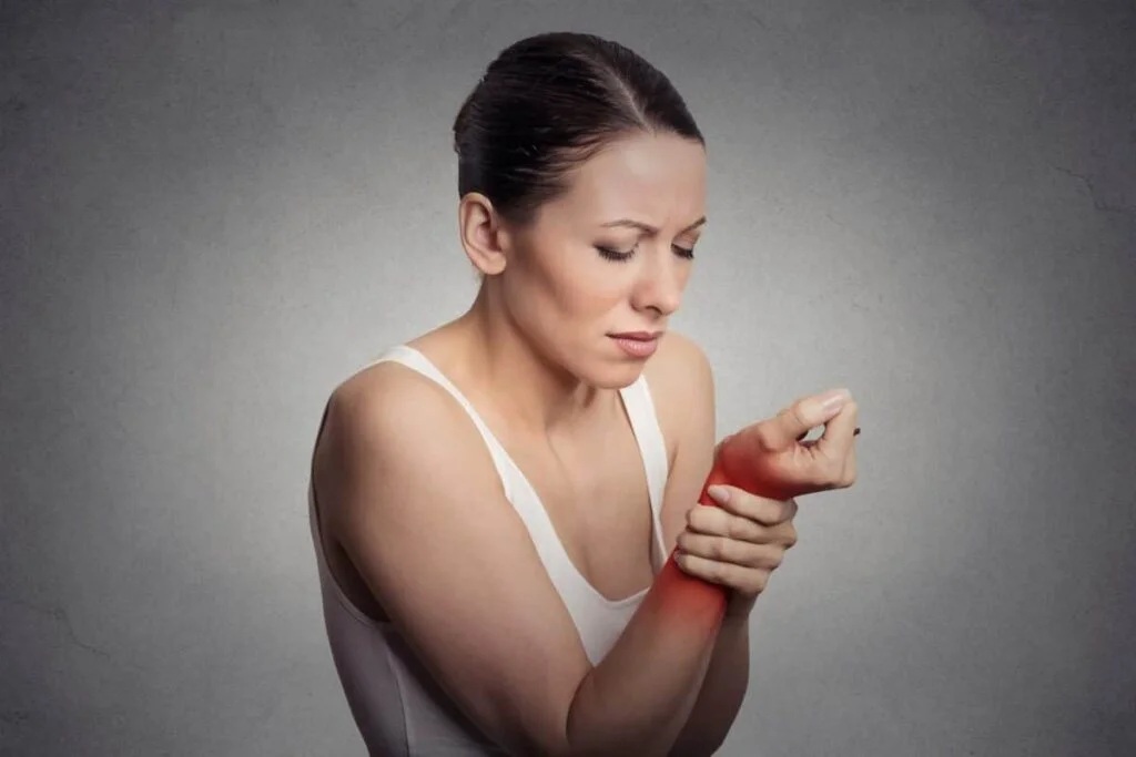 Médecin réalisant une infiltration intra-articulaire dans le genou pour traiter arthrose gonarthrose