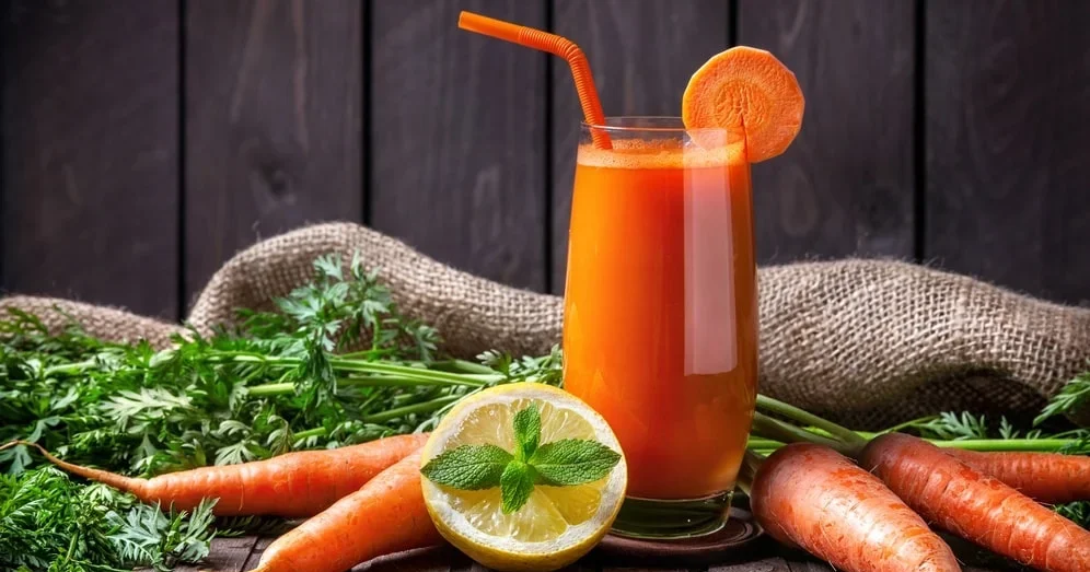 Verre de jus de carotte frais contenant vitamine A et bêta-carotène pour la vision