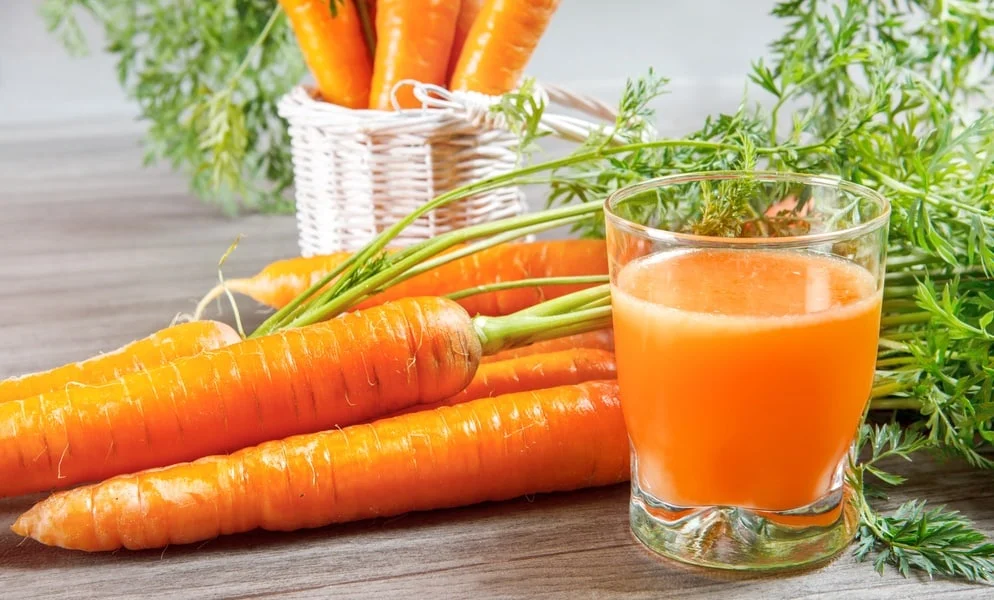 Carottes préparées de différentes manières vapeur crue cuite pour conserver les nutriments